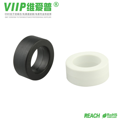 Anéis magnéticos pretos da ferrite em torno dos cabos 40.6X15X27.4mm