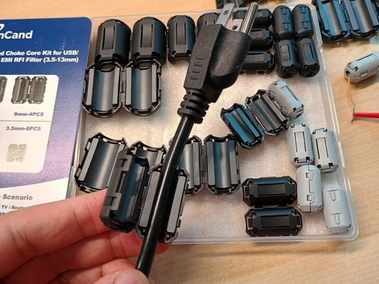 Anel de ferrite Snap-On com impedância de 155 Ohms para supressão de EMI/RFI e opções de design personalizado